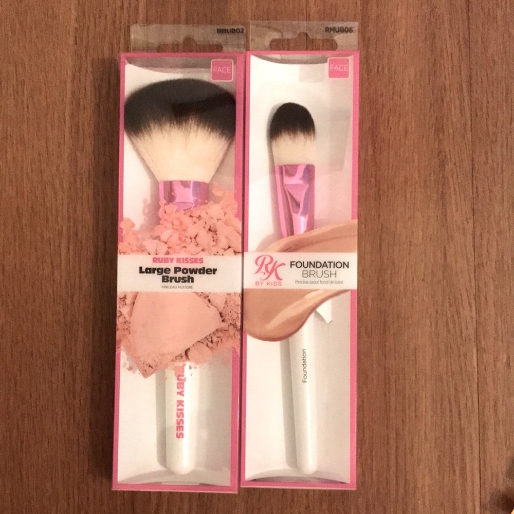 Ruby Kisses Foundation/Large Powder Brush